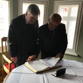 Weihbischof Heinz-Günter Bongartz (l.) mit Bürgermeister Wolfgang Nolte im Duderstädter Rathaus: Zum Auftakt seiner Visitation trägt der Weihbischof sich in das Goldene Buch der Stadt ein.